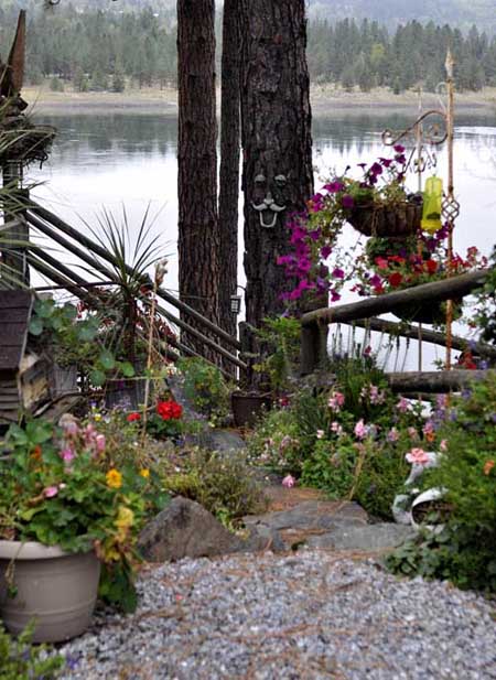 Lazy Daze Retreat backyard path on the Upper Columbia River