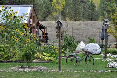 Lazy Daze Retreat garden on the Upper Columbia River